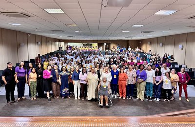 Secdef discute políticas públicas e cultura do envelhecimento com mulheres idosas