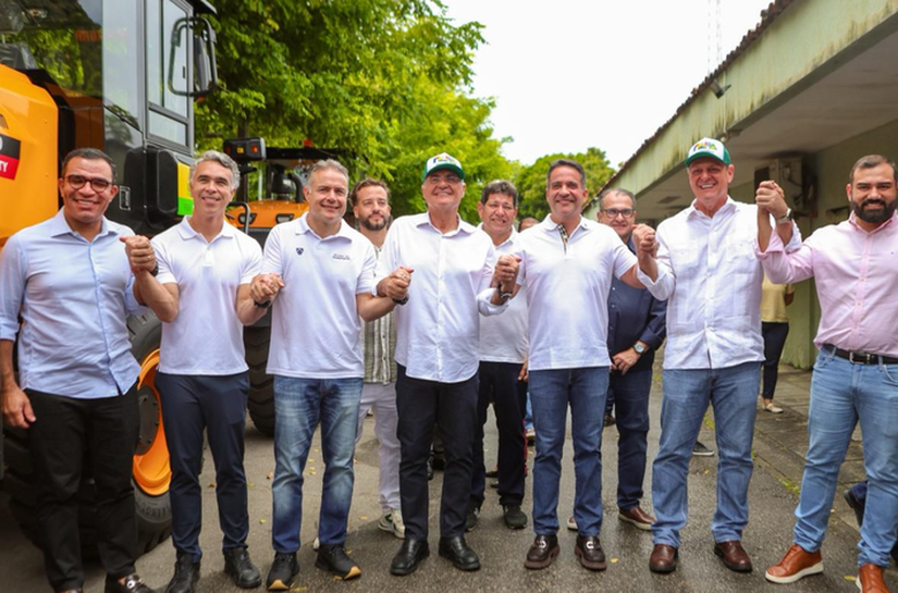 Senador Renan participa da entrega de equipamentos agrícolas a municípios de Alagoas