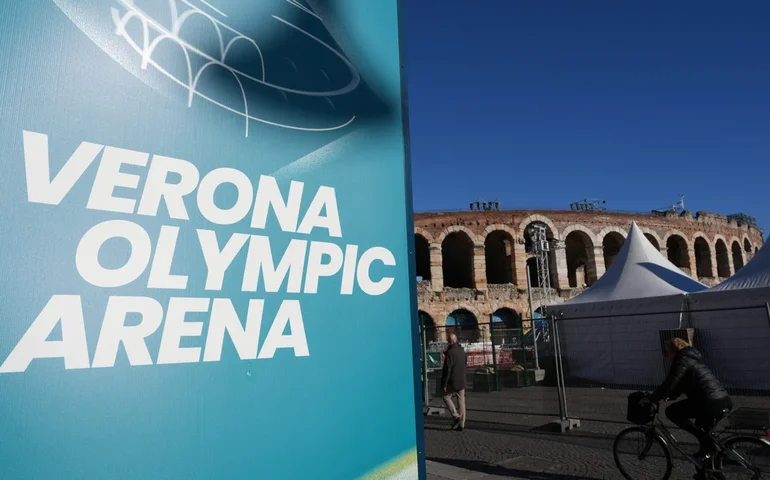 Verona prepara sua antiga arena para a cerimônia de encerramento das Olimpíadas no domingo