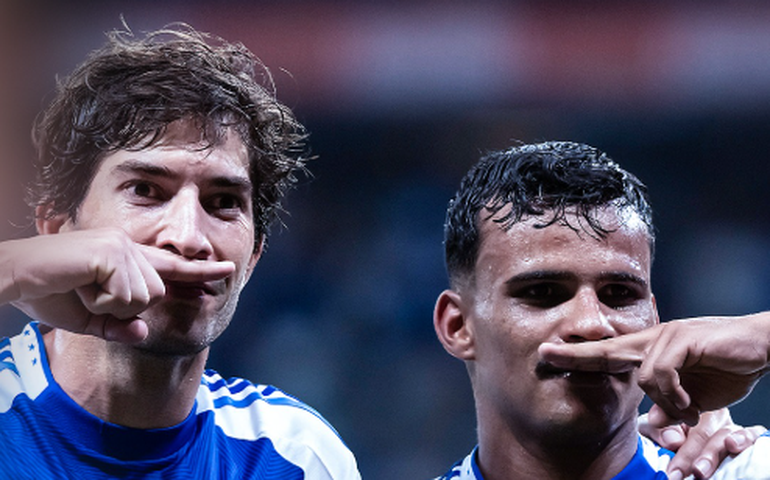 Cruzeiro vira diante do Red Bull Bragantino e fica a um ponto do líder Flamengo no Brasileirão