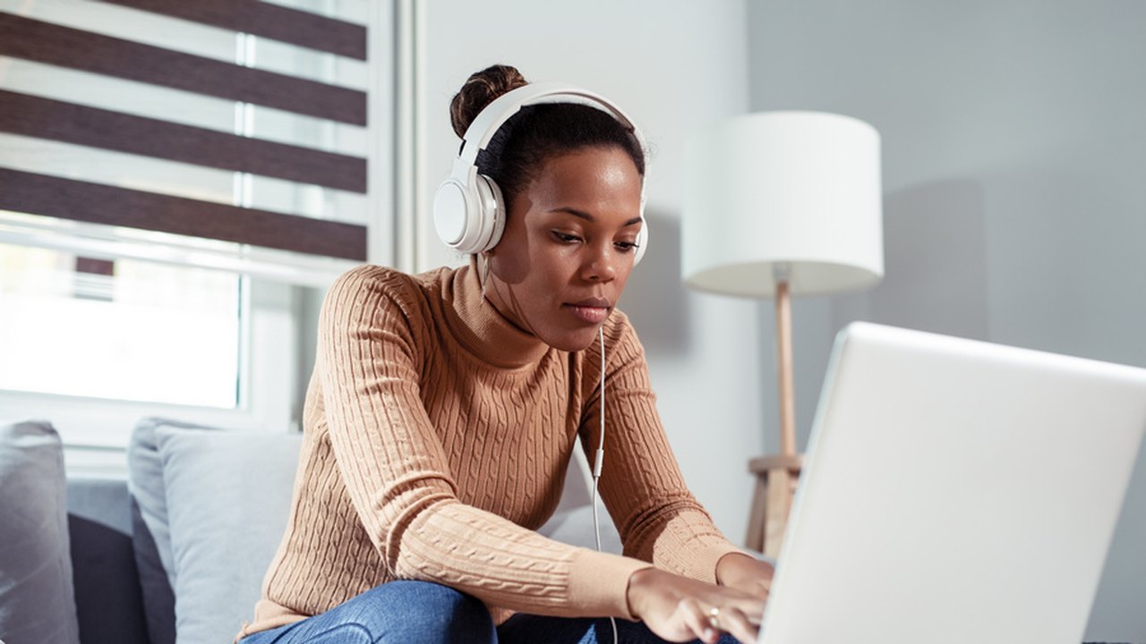 Curso gratuito de Desenvolvedor de Software oferece oportunidade de emprego para concluintes