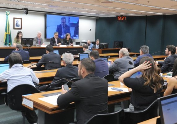 Deputados cobram identificação de postos de combustíveis envolvidos com o crime organizado