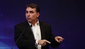 Flávio Bolsonaro participou de audiência em Washington D.C. sobre tarifas estadunidenses a produtos brasileiros 