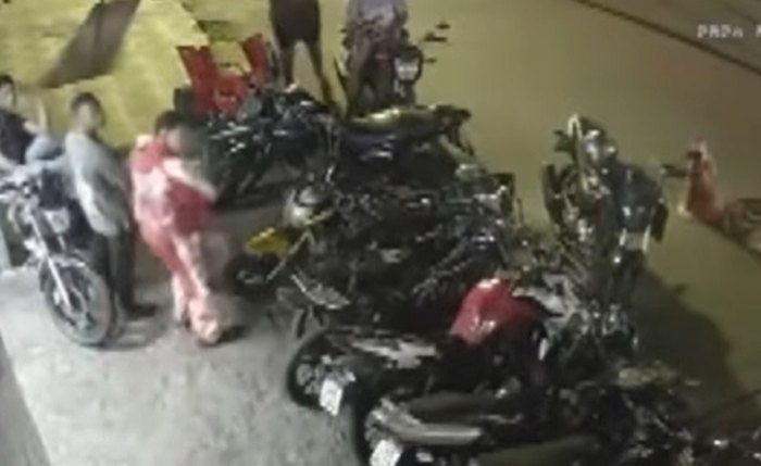 Momento da agressão ao torcedor