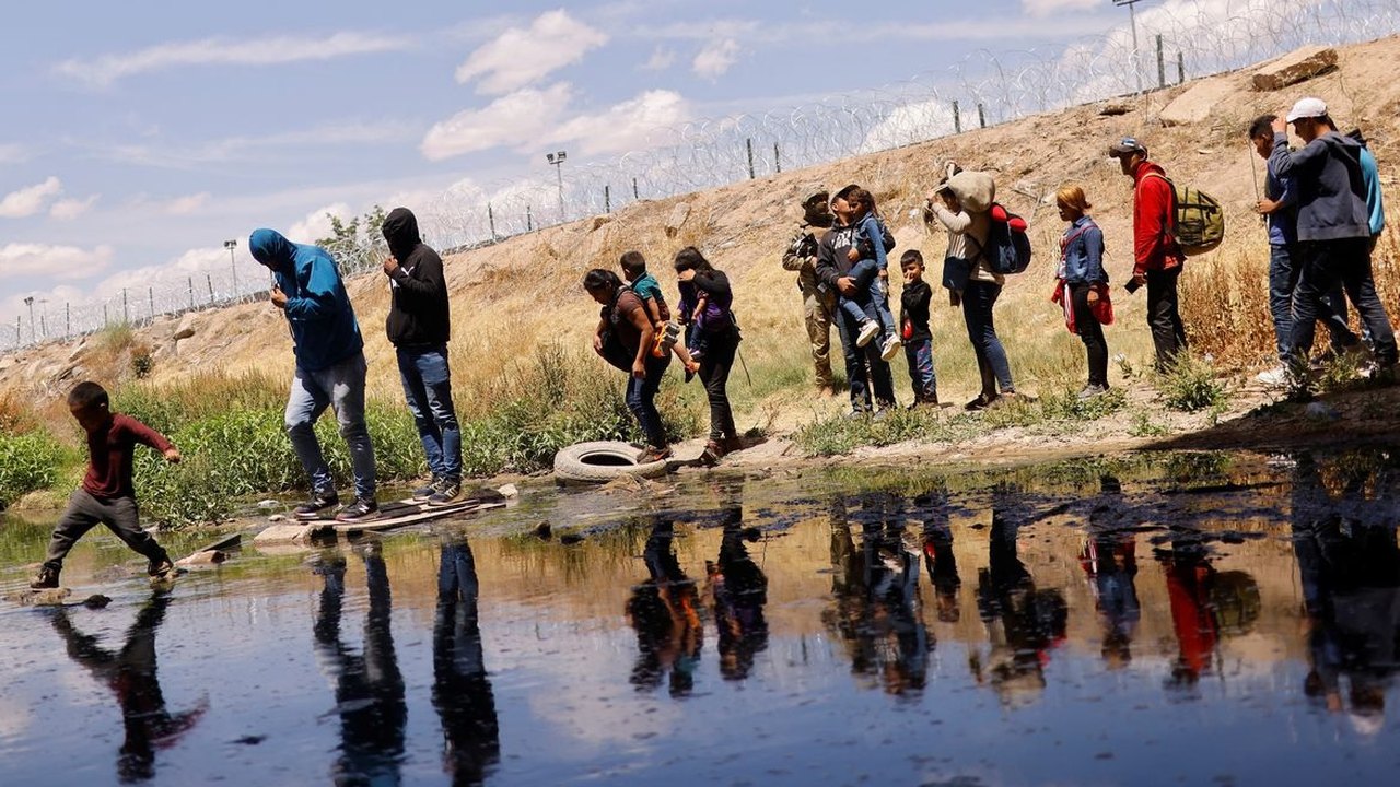 Número recorde de imigrantes segue em direção à fronteira dos EUA