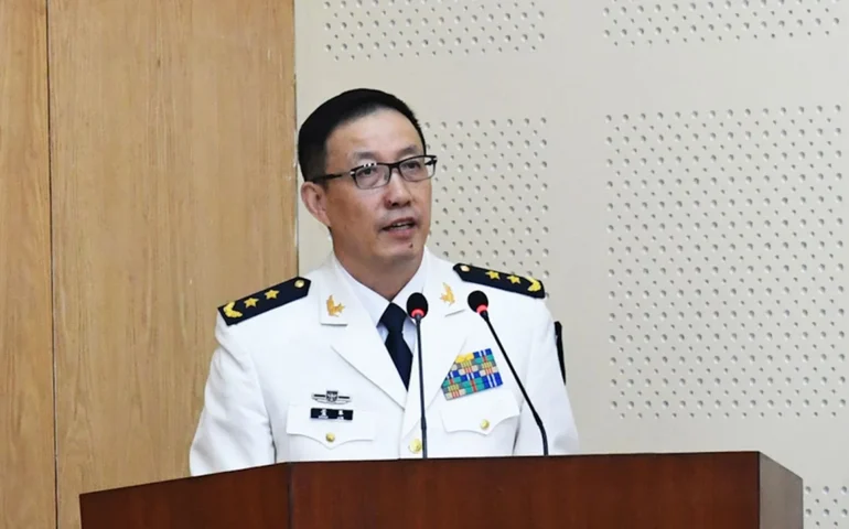 China nomeia veterano da Marinha como novo ministro da Defesa