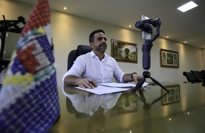 Paulo Dantas entrega caminhão e anuncia investimentos para Feliz Deserto