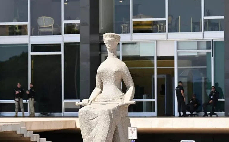 Fachin assume STF e promete firmeza na defesa da democracia