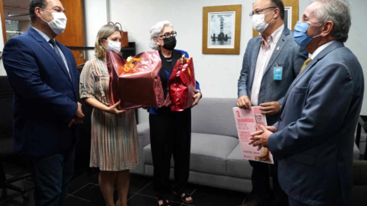 TRT-19 realiza entrega de lenços doados para pacientes com câncer do Hospital Universitário