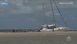 Veleiro fica encalhado na Praia dos Artistas