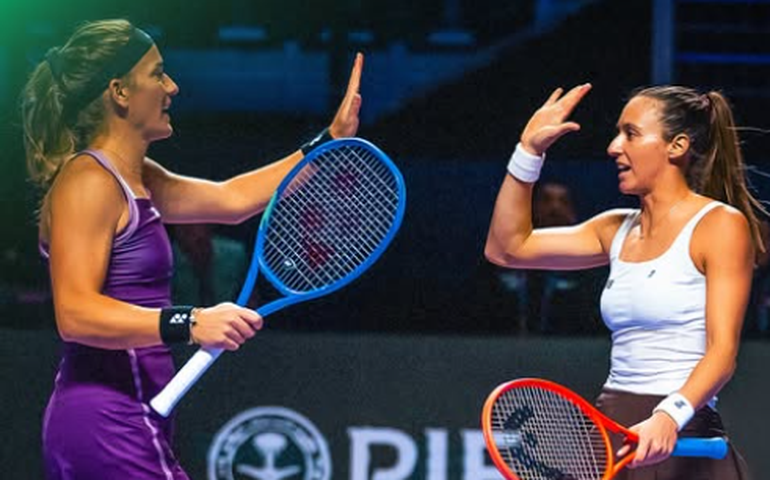 Stefani e Babos conquistam terceira vitória seguida e levam Brasil à inédita final do WTA Finals