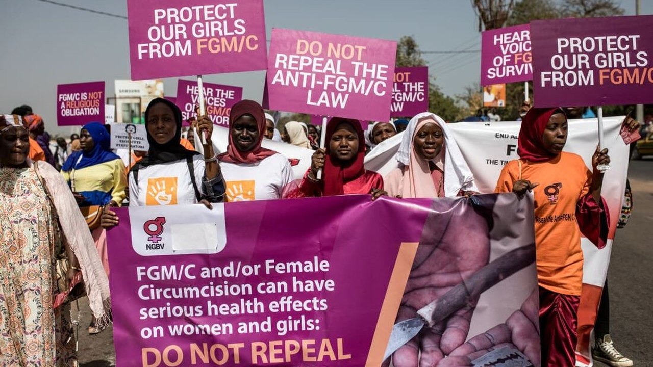 Parlamento da Gâmbia derruba lei que suspenderia a proibição da mutilação genital feminina