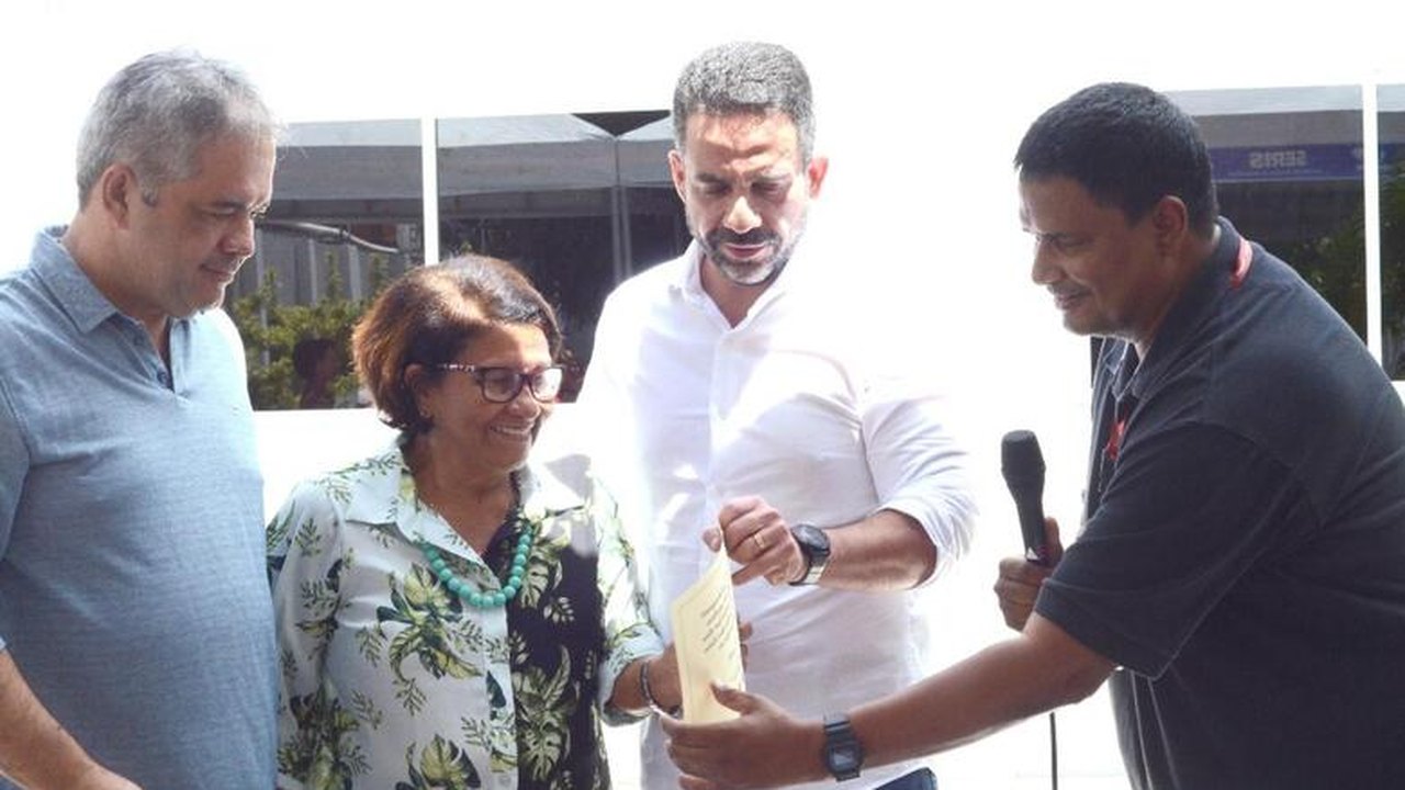 Deputados prestigiam homenagem por tempo de serviço a servidores da Seris