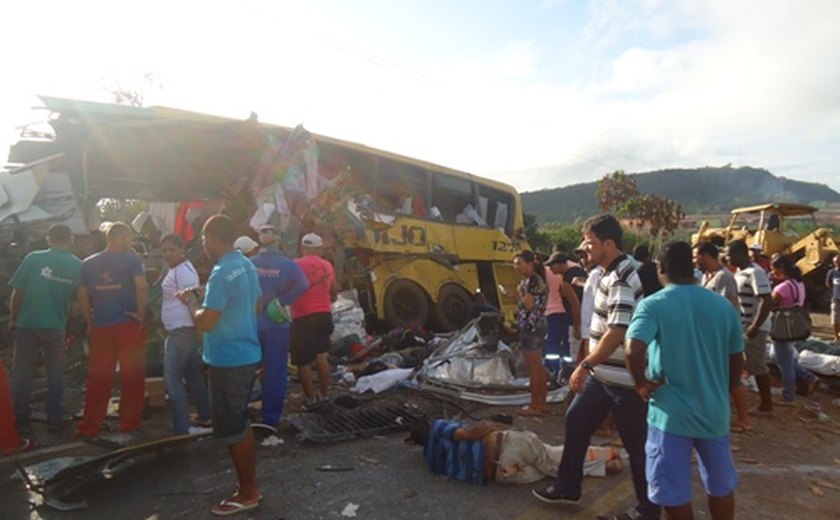 Acidente com ônibus na Bahia deixa mortos e feridos