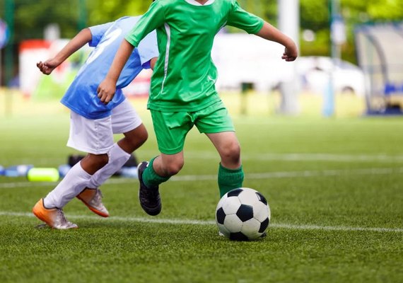 Professor de escolinha de futebol é acusado de assédio por adolescente em Maceió