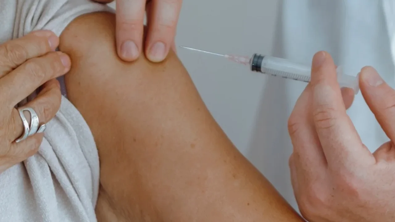 Vacina meningocócica ACWY protege contra quatro sorogrupos e está disponível em clínicas do SESI
