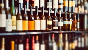 garrafas-de-vinho-desfocadas-abstratas-em-prateleiras-de-bebidas-alcoolicas-em-fundo-de-loja-de-supermercado-ia-generativa_937988-1955 / Foto: Foto: reprodução