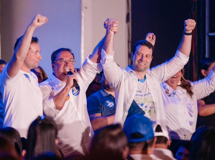 Daniel, Lucas e Luciano são recebidos por mais de 5 mil profissionais da Educação