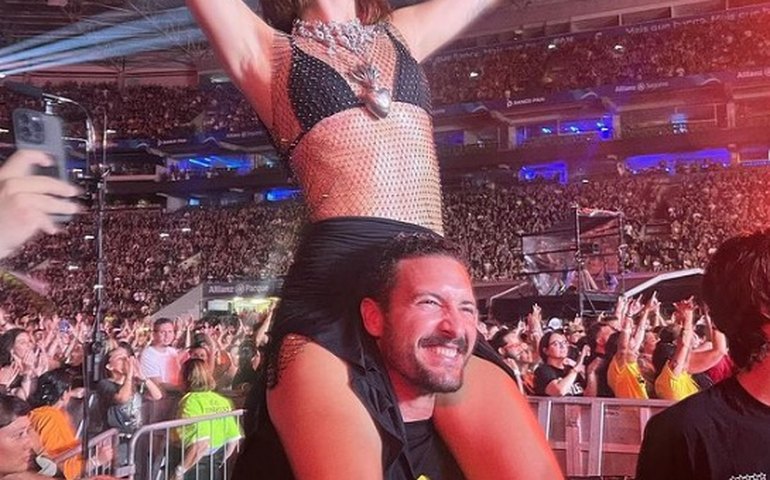 Isabeli Fontana curte show do NX Zero em ombro de amigo e recebe elogio do marido, Di Ferrero