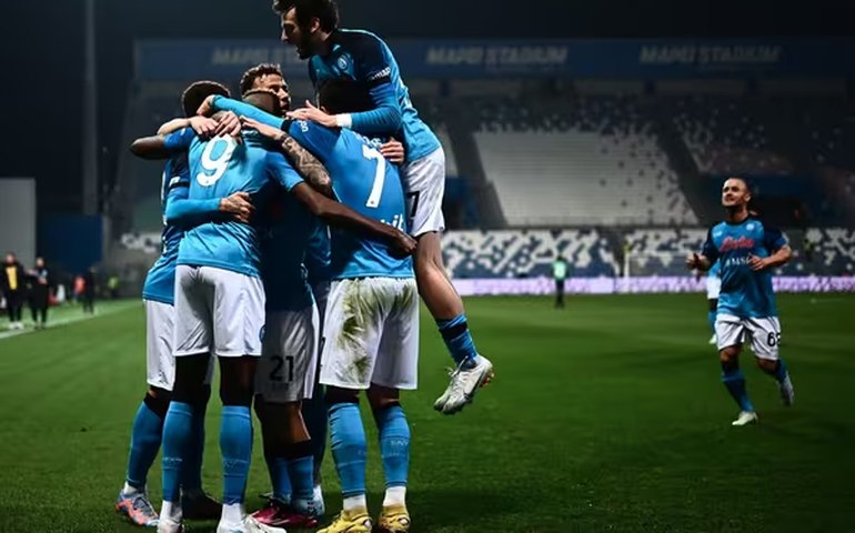 Napoli ganha 20º jogo no Italiano e torcida já faz contagem regressiva pela taça