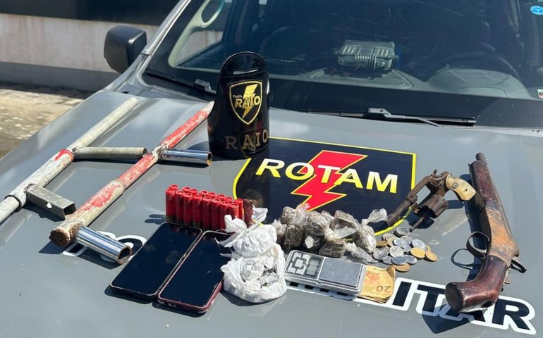 Guarnições apreendem quatro armas, drogas e prendem homicida em ações na capital e interior do estado