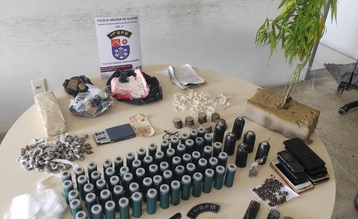 Ação prendeu duas pessoas e apreendeu drogas e armas no município de Coruripe
