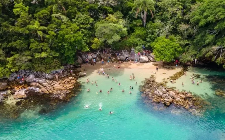 Bombinhas inicia cobrança de taxa ambiental para entrada de turistas neste sábado
