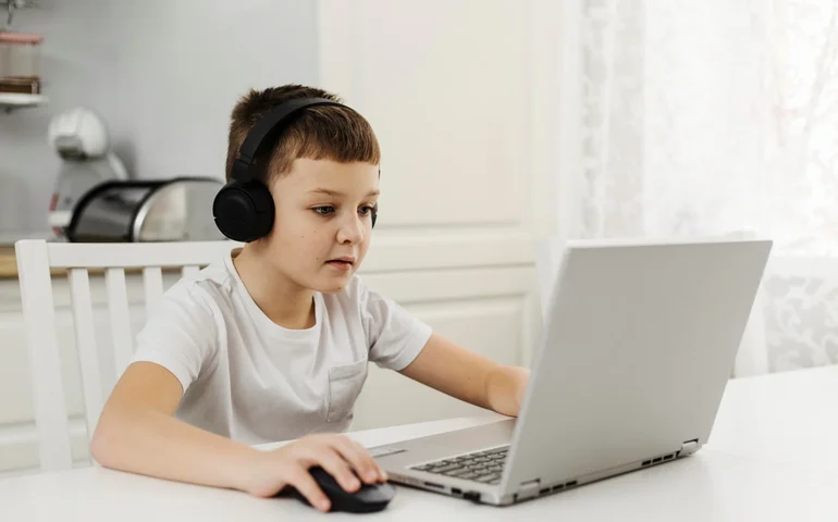 Jogos on-line com aparência lúdica escondem riscos e exigem atenção de pais e educadores