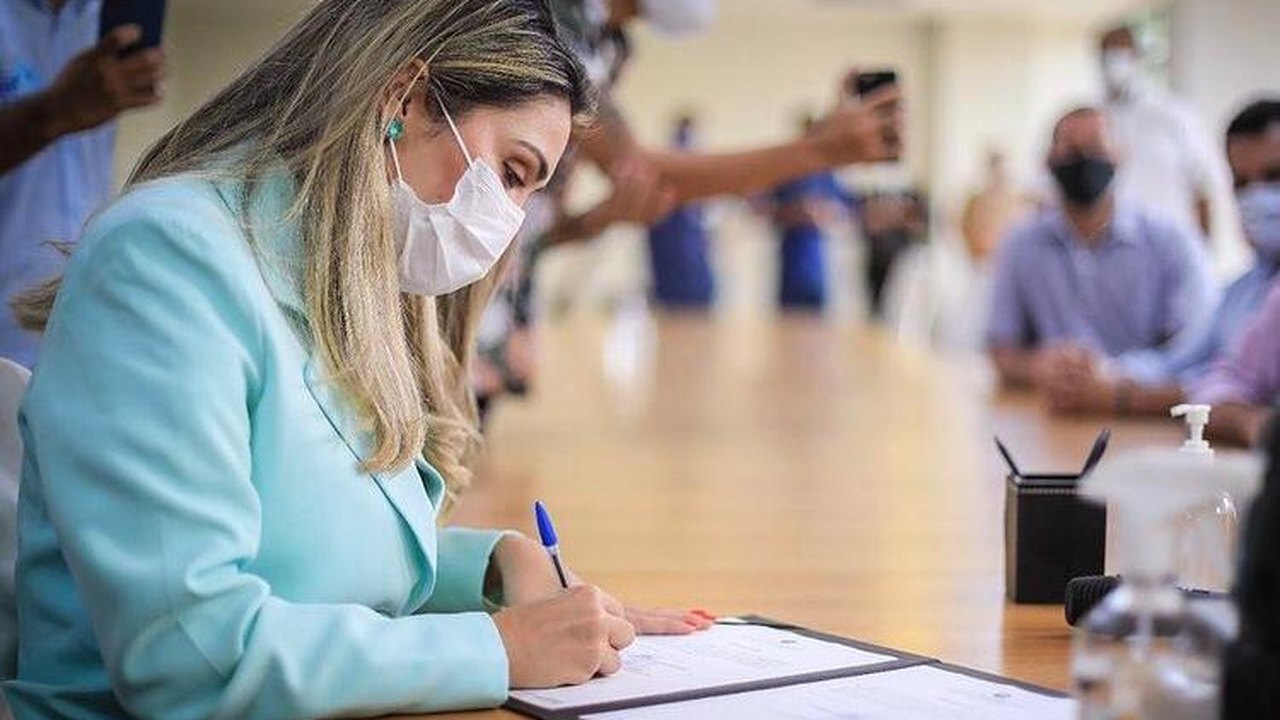 Prefeita Ângela Vanessa assina ordem de serviço do Minha Cidade Linda para São José da Laje