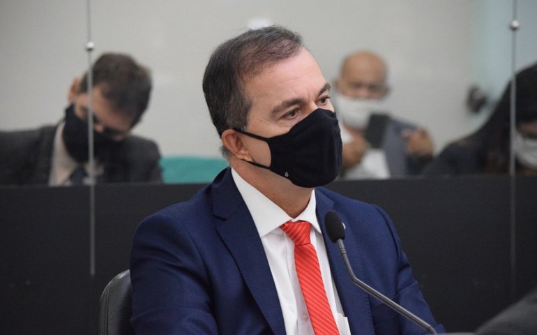 Ronaldo Medeiros denuncia prefeito de Canapi por descumprimento de legislação