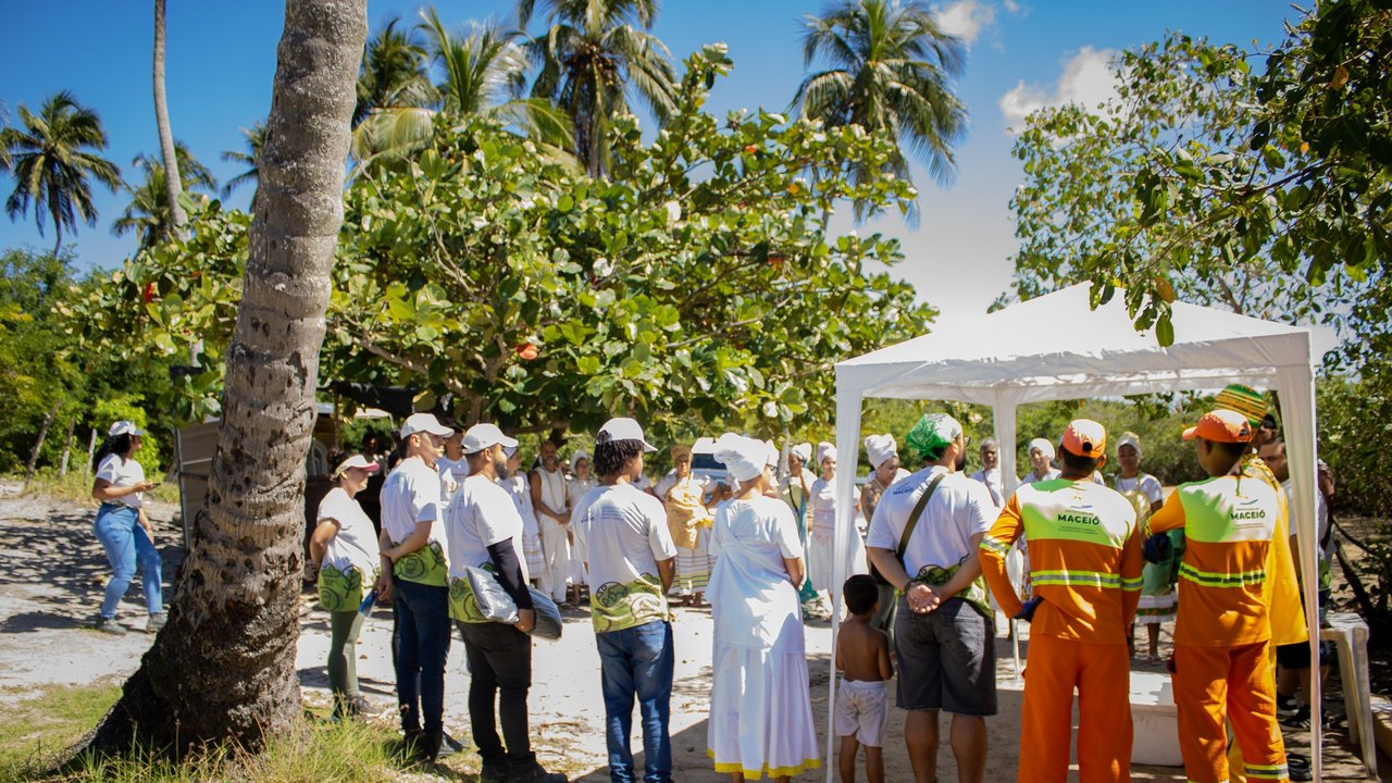 Limpeza Urbana de Maceió participa da abertura do Festival Omi Odará com mutirão de limpeza no Rio Pratagy