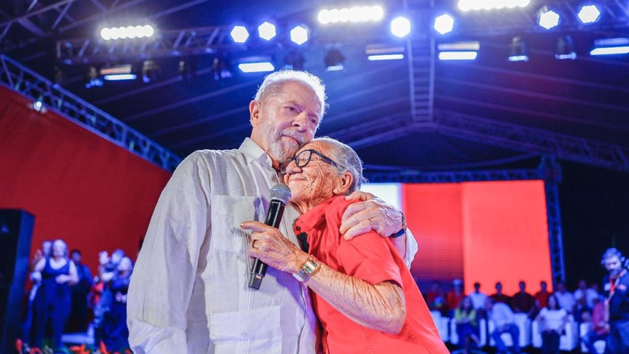 “Volta, Lula, o Brasil precisa”, pede Dona Buruca, sertaneja de Serra Talhada (PE)