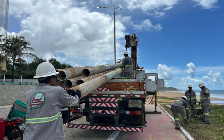 Prefeitura instala novos projetores na orla de Jacarecica