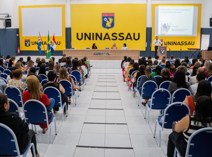 Diretores de escolas municipais debatem liderança na era da Inteligência Artificial