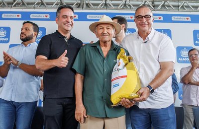 Paulo Dantas entrega sementes e pavimentação urbana em Dois Riachos