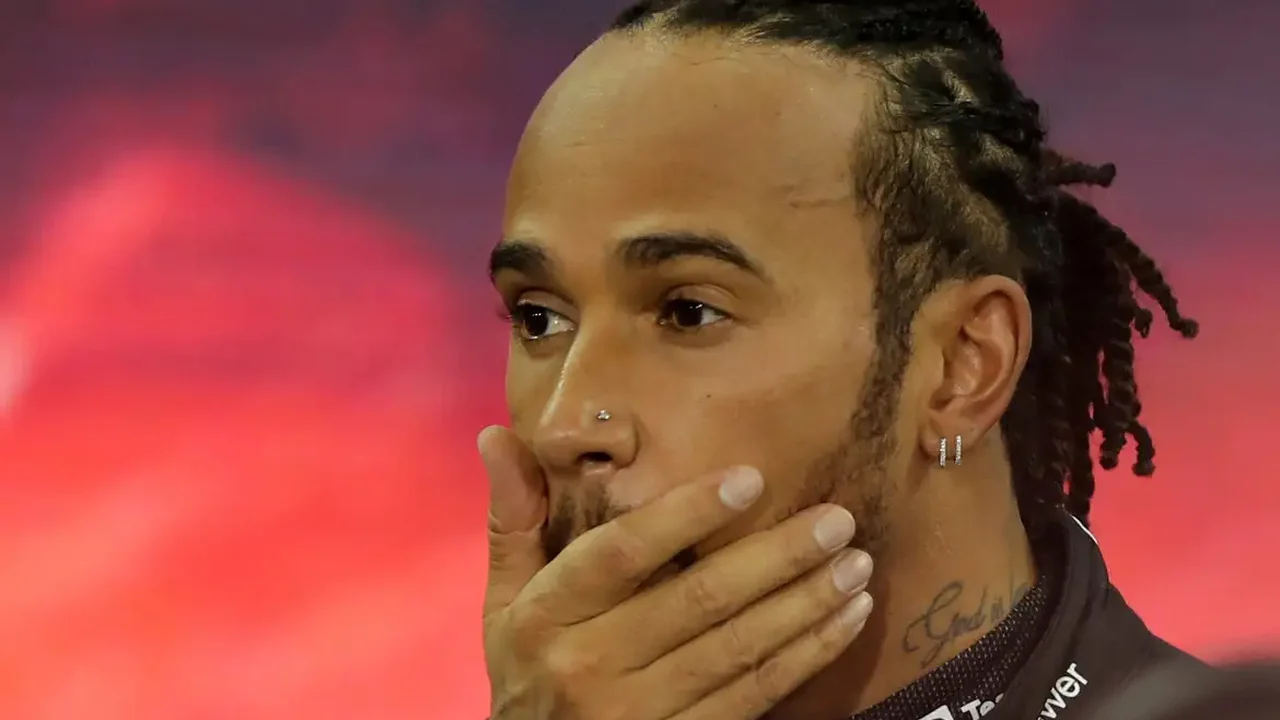 Hamilton nega rumores sobre saída da Ferrari: 'Tenho contrato bastante longo'