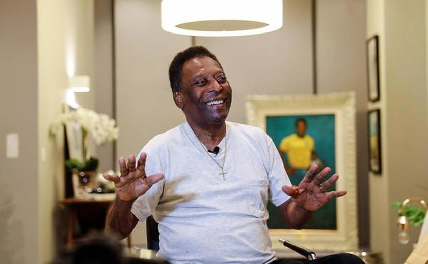 Pelé publica vídeo fazendo exercício com bola