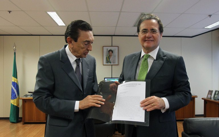Renan pede urgência no pagamento de perdas do Plano Bresser a servidores da CEAL