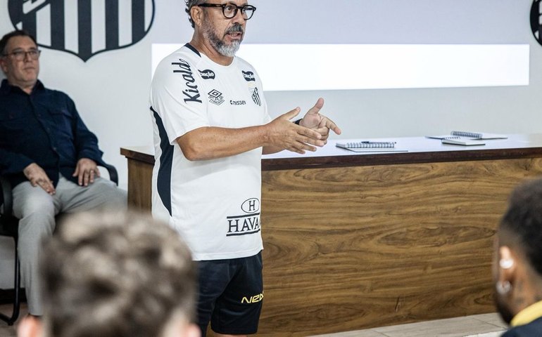 Ex-auxiliar de Tite, Cleber Xavier debuta como técnico no Santos