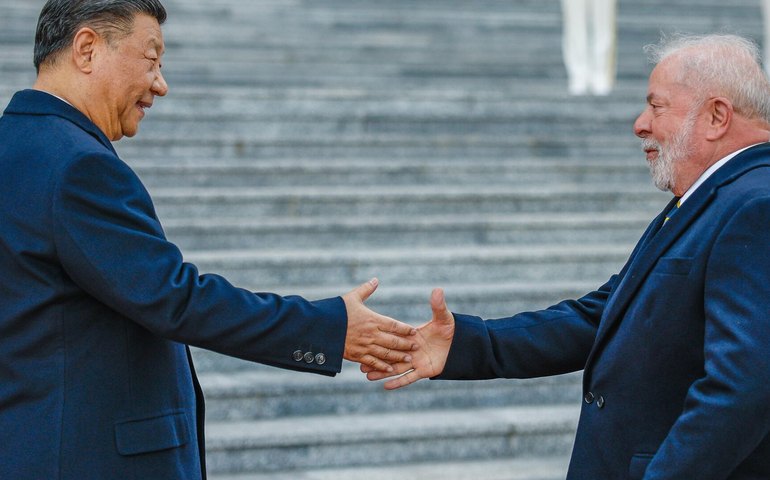 Brasil deve aproveitar presidência do BRICS para avançar na desdolarização, apontam especialistas