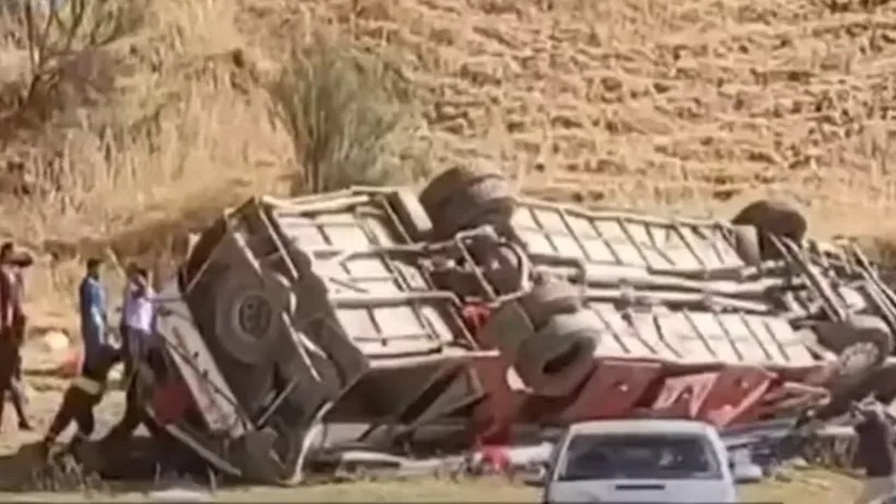 Ao menos 12 pessoas morrem após ônibus cair em ribanceira, no Peru