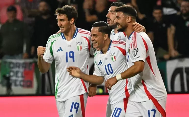 Em jogo caótico, Itália flerta com vexame, mas vence Israel