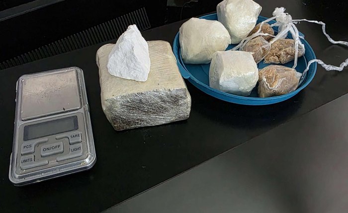 No total, foram apreendidos 49g de crack, 178g de maconha e 190g de cocaína