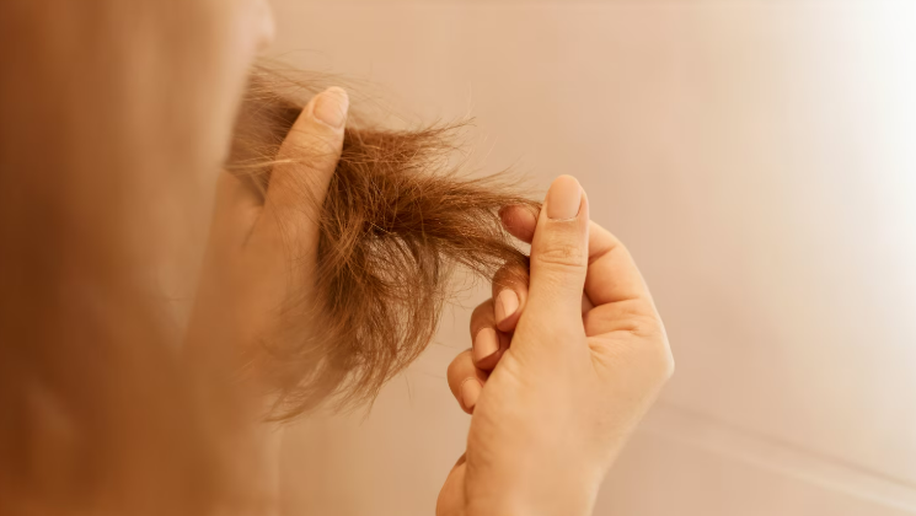 Queda de cabelo pode ser sinal de deficiência de ferro? Médico explica