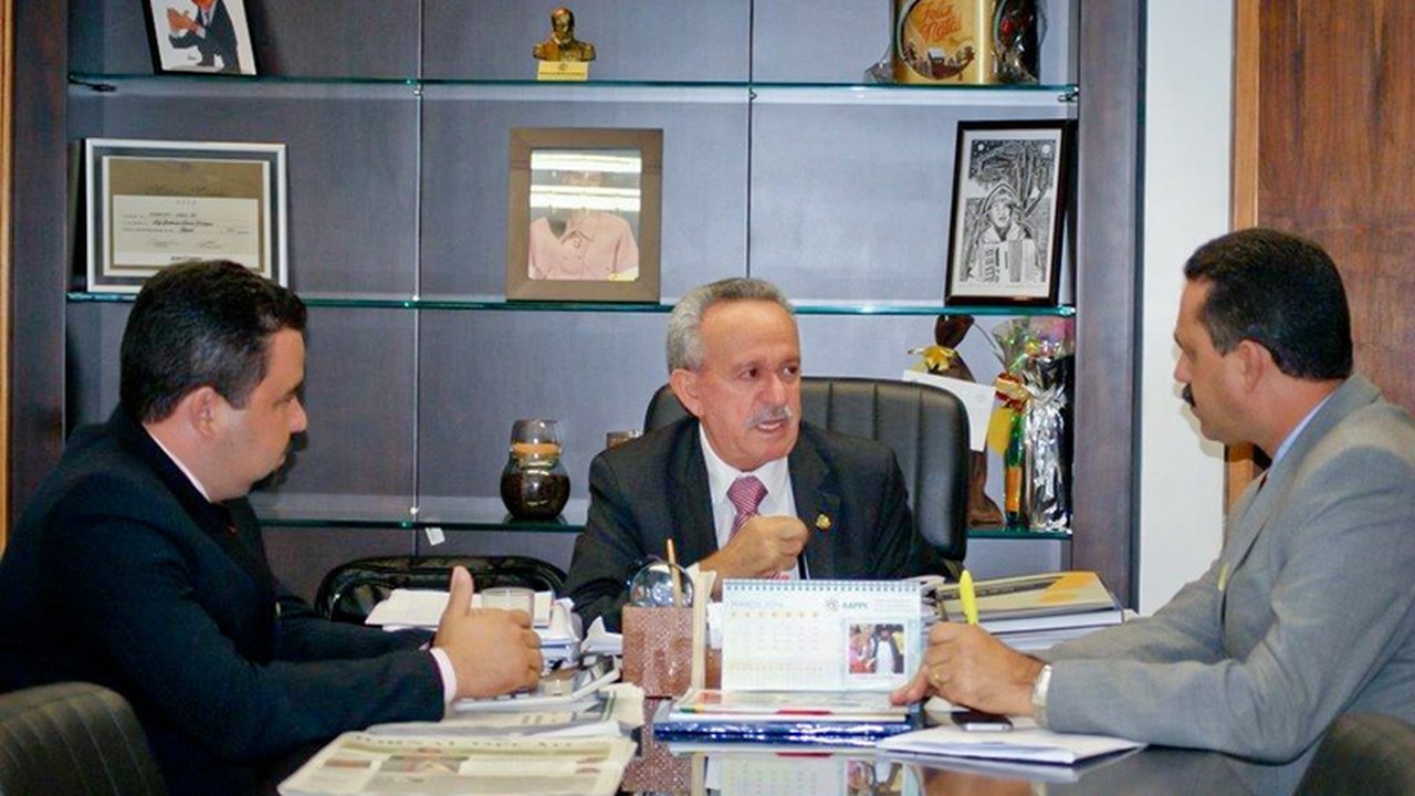 Marlan busca apoio para renegociar dívidas de agricultores de Limoeiro e Taquarana