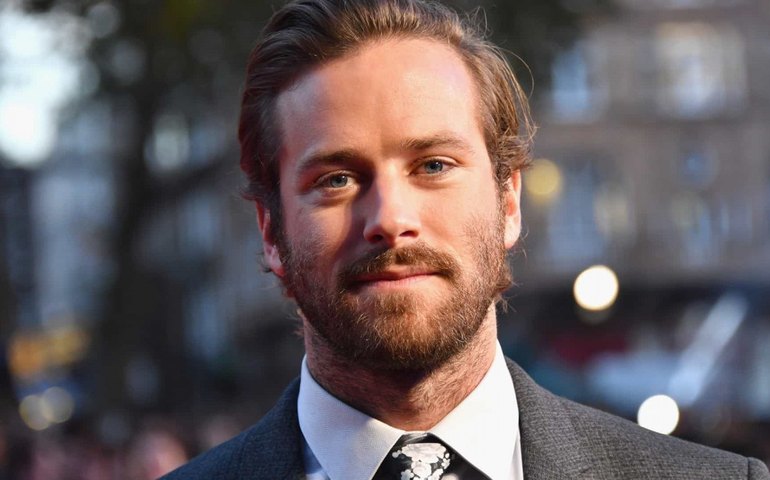 Armie Hammer é visto como vendedor após acusações de canibalismo e assédio sexual