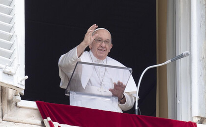 Papa diz a pessoa transgênero: 'Deus nos ama como somos'