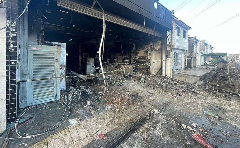 Incêndio deixa mercadinho destruído ﻿no bairro de Jatiúca