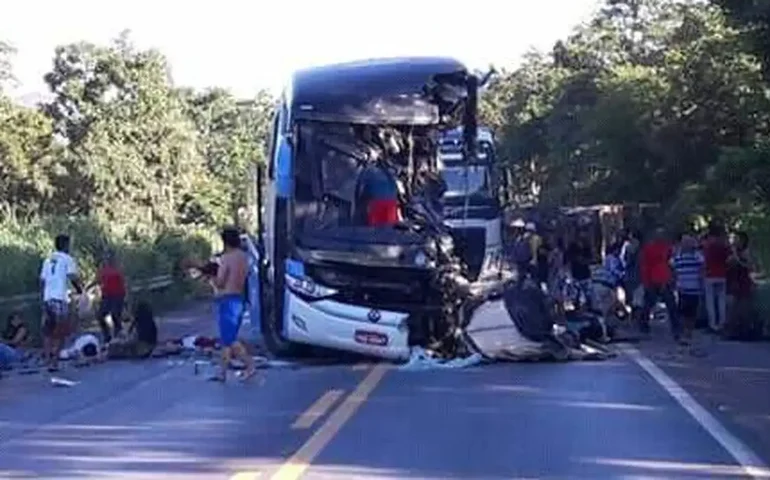 Acidente com ônibus de turismo deixa 8 mortos e 23 feridos na Bahia