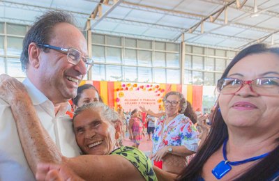 Prefeito Luciano participa de baile social com mais de 400 idosos atendidos pelos CRAS